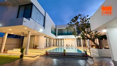 ขาย - บ้านหรูหลังใหญ่ สร้างใหม่ พร้อมสระว่ายน้ำ 220 ตารางวา ลาดพร้าว 101 แยก 42, กรุงเทพ
