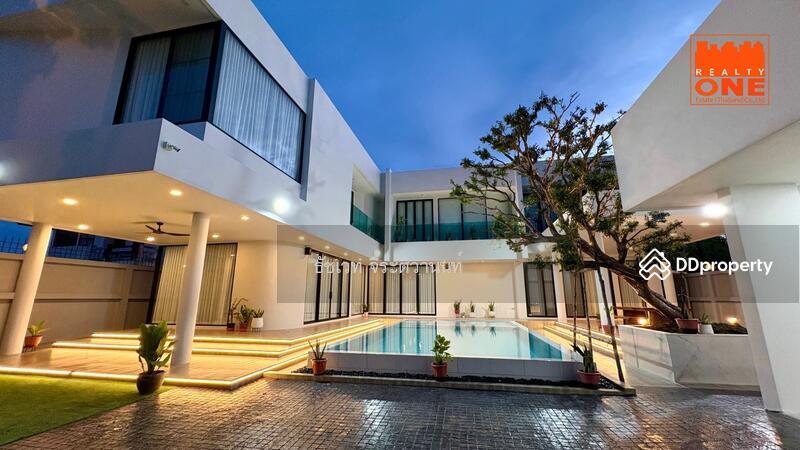 Pool villa สร้างใหม่ หลังใหญ่ 220 ตารางวา ลาดพร้าว 101 แยก 42 บ้านในเวลากลางคืน 
