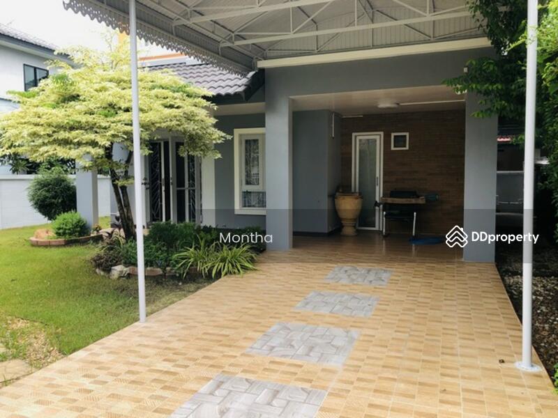 หน้าบ้านทางเข้าจอดรถ