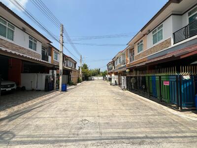 ขาย - ทรัพย์รุ่งเรืองซิตี้ 2 อมตะ-พานทอง Thrap Rung Ruang City 2 Amata-Pantong, ชลบุรี