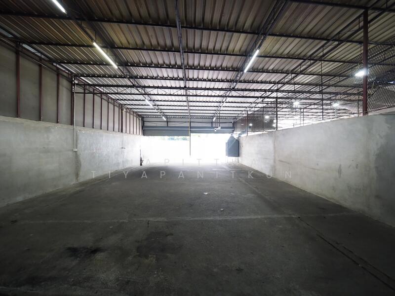 ให้เช่า - ให้เช่าพื้นที่ค้าขาย120 ตรม. คนสัญจรพลุกพล่านหน้าถนนใหญ่สาธุประดิษฐ์ 1 ห้องน้ำในตัว, กรุงเทพ