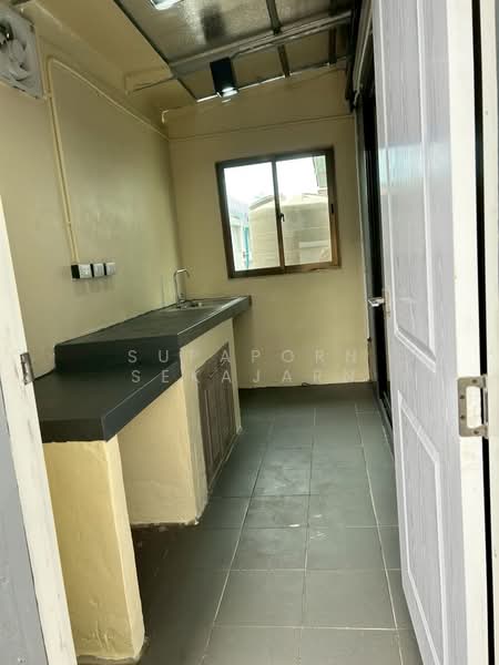 บ้านแฝดสไตล์บ้านเดี่ยว โครงการรุ่งเรืองวิลล่า คลอง 3 ปทุมธานี, Pathum Thani, Lat Sawai, Lam Luk Ka, Pathum Thani, 4 Bedrooms, 150 sqm, Single Detached House For Rent, by Supaporn Sekajarn, 60027158 - DDproperty.com