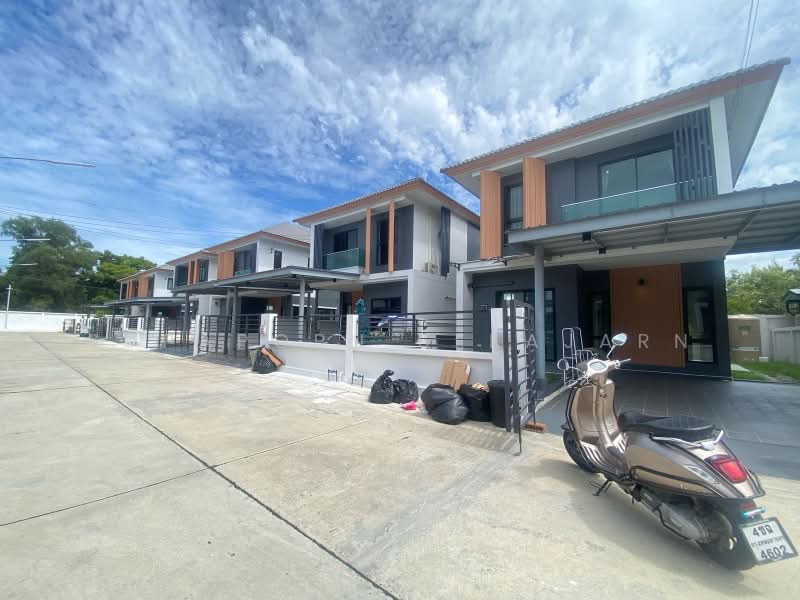 บ้านแฝดสไตล์บ้านเดี่ยว โครงการรุ่งเรืองวิลล่า คลอง 3 ปทุมธานี, Pathum Thani, Lat Sawai, Lam Luk Ka, Pathum Thani, 4 Bedrooms, 150 sqm, Single Detached House For Rent, by Supaporn Sekajarn, 60027158 - DDproperty.com