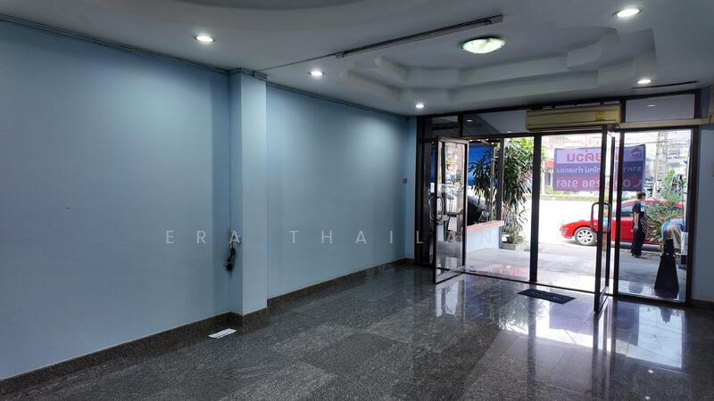 For Sale - ขายตึกแถว 2 ชั้น เนื้อที่ 88.8 ตร.ว. ติดวัดพระปฐมเจดีย์ ใจกลางเมืองนครปฐม, Nakhon Pathom