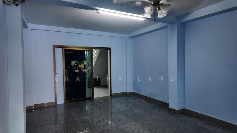 For Sale - ขายตึกแถว 2 ชั้น เนื้อที่ 88.8 ตร.ว. ติดวัดพระปฐมเจดีย์ ใจกลางเมืองนครปฐม, Nakhon Pathom