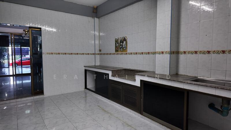 For Sale - ขายตึกแถว 2 ชั้น เนื้อที่ 88.8 ตร.ว. ติดวัดพระปฐมเจดีย์ ใจกลางเมืองนครปฐม, Nakhon Pathom