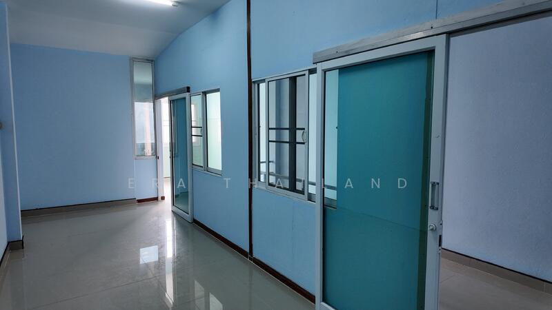 For Sale - ขายตึกแถว 2 ชั้น เนื้อที่ 88.8 ตร.ว. ติดวัดพระปฐมเจดีย์ ใจกลางเมืองนครปฐม, Nakhon Pathom