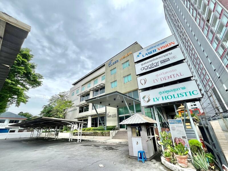 For Sale - Office building for sale for clinic or hospital, Ratchada 4 near Ratchayothin, Bangkok