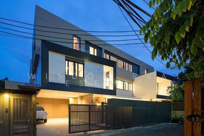 ขาย - บ้านหรูเอกมัย 3 ชั้นพร้อมสระว่ายน้ำ, กรุงเทพ