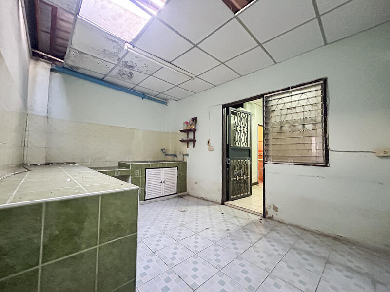 ขาย - ทาวน์เฮ้าส์ 2 ชั้น หมู่บ้าน ร่มเงาไม้ ซ. วัดลาดปลาดุก บางบัวทอง, นนทบุรี