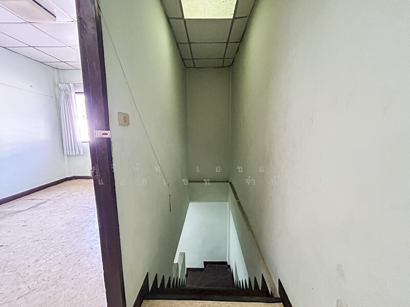 ขาย - ทาวน์เฮ้าส์ 2 ชั้น หมู่บ้าน ร่มเงาไม้ ซ. วัดลาดปลาดุก บางบัวทอง, นนทบุรี