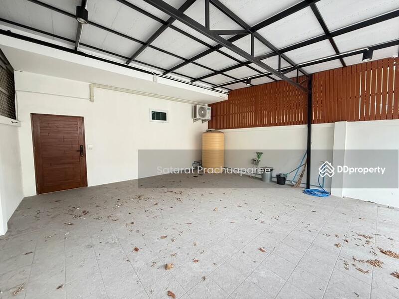 ขาย - 5-Br House near MRT Ratchadaphisek, กรุงเทพ