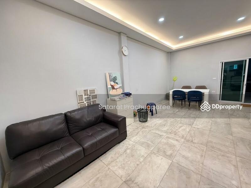 ขาย - 5-Br House near MRT Ratchadaphisek, กรุงเทพ