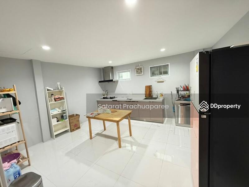 ขาย - 5-Br House near MRT Ratchadaphisek, กรุงเทพ