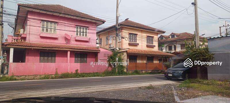 ตำแหน่งที่ดินอยู่ตรงข้ามบ้านหลังสีชมพู ถมแล้ว 100 วา