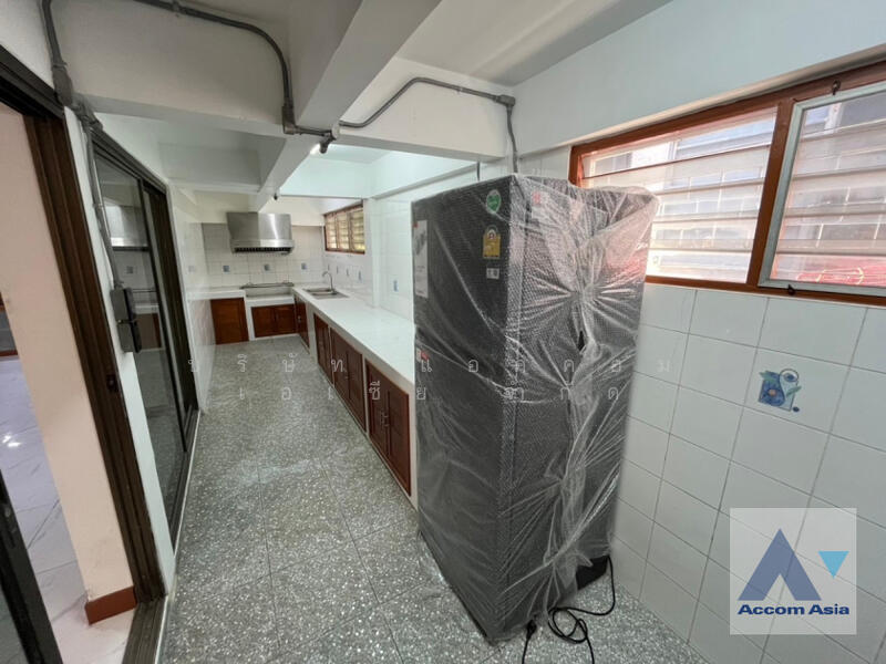 ให้เช่า - Home Office Spacious house with wood interiors in Lat Phrao (AA42857), กรุงเทพ