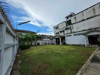 ขาย - ที่ดินพร้อมบ้านหลังใหญ่ ใจกลางลาดพร้าว, กรุงเทพ