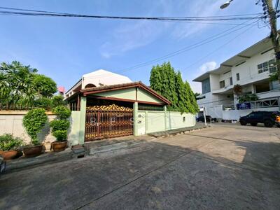 ขาย - ขายที่ดินพร้อมบ้าน 2 ชั้น ทำเลดี ใจกลางพัฒนาการ หมู่บ้านผาสุขเกษม ซอย 5, กรุงเทพ