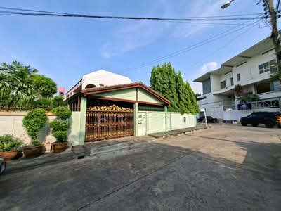 ขาย - ขายที่ดินพร้อมบ้าน 2 ชั้น ทำเลดี ใจกลางพัฒนาการ หมู่บ้านผาสุขเกษม ซอย 5, กรุงเทพ