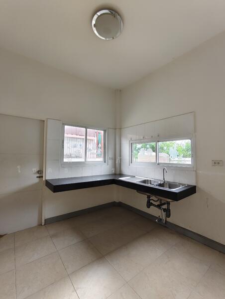 ให้เช่า - บ้านปล่อยเช่าตรงข้างเซ็นทรัล หน้าซอยมีเซเว่น เขาออกสะดวก ใกล้ทุกห้าง 3 น 2 น้ำ มีแอนด์ ตัว มันเปล่า, นครราชสีมา