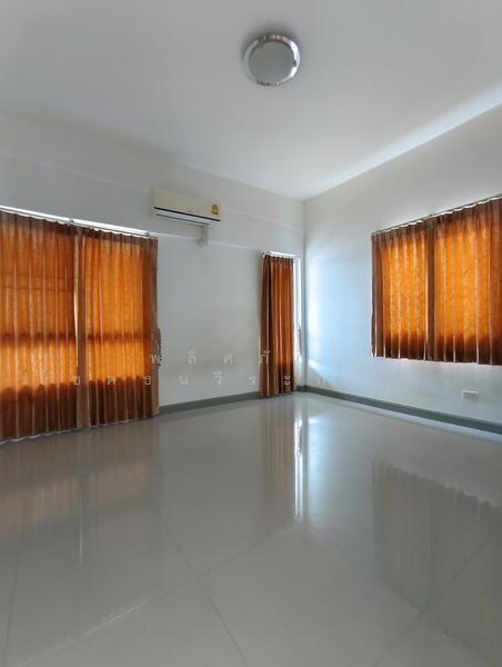 ให้เช่า - บ้านปล่อยเช่าตรงข้างเซ็นทรัล หน้าซอยมีเซเว่น เขาออกสะดวก ใกล้ทุกห้าง 3 น 2 น้ำ มีแอนด์ ตัว มันเปล่า, นครราชสีมา