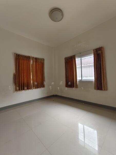 ให้เช่า - บ้านปล่อยเช่าตรงข้างเซ็นทรัล หน้าซอยมีเซเว่น เขาออกสะดวก ใกล้ทุกห้าง 3 น 2 น้ำ มีแอนด์ ตัว มันเปล่า, นครราชสีมา