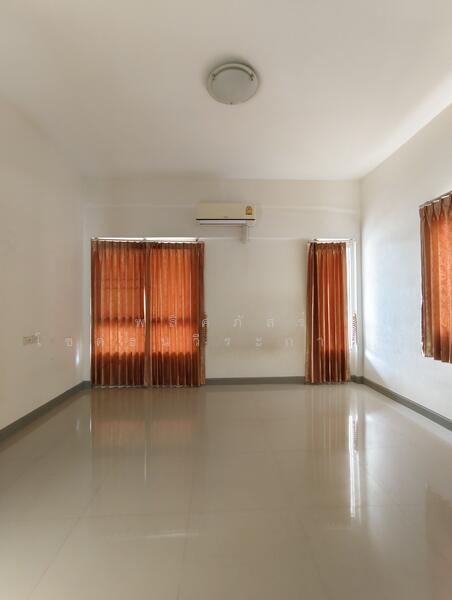 ให้เช่า - บ้านปล่อยเช่าตรงข้างเซ็นทรัล หน้าซอยมีเซเว่น เขาออกสะดวก ใกล้ทุกห้าง 3 น 2 น้ำ มีแอนด์ ตัว มันเปล่า, นครราชสีมา