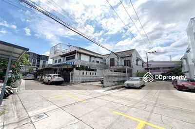 ขาย - ขายทาวน์โฮมหลังมุม 2 ชั้น หมู่บ้านอยู่เจริญ 10 ใกล้ MRT สุทธิสาร ทำเลกลางเมือง, กรุงเทพ