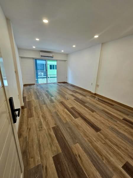 For Rent - Newly Renovated Commercial Building for Rent — Just 100 Meters from BTS Bang Chak (SPSP615), Bangkok