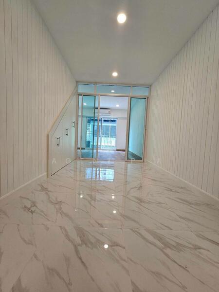 For Rent - Newly Renovated Commercial Building for Rent — Just 100 Meters from BTS Bang Chak (SPSP615), Bangkok