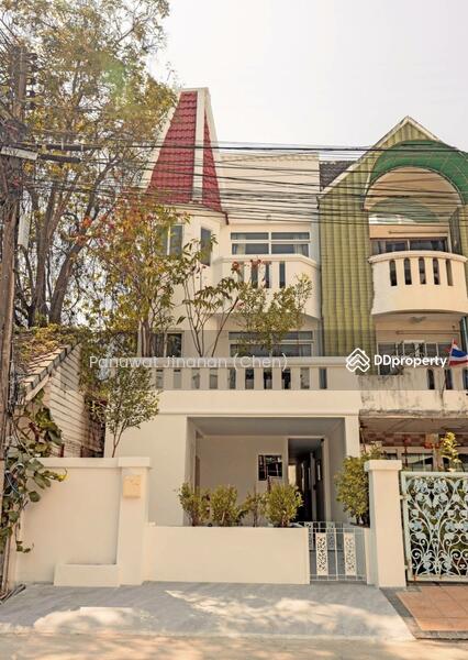 ขาย - ขายทาวน์เฮ้าส์ 3 ชั้น ใจกลางเมืองเชียงใหม่ ทำเลทอง ใกล้ถนนท่าแพ, เชียงใหม่