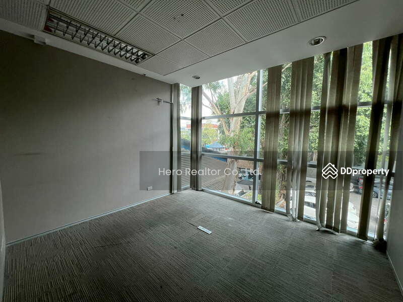 For Rent - Bangkok Office Retail Showroom Sukhumvit Watthana BTS Ekkamai BRE24067, Bangkok