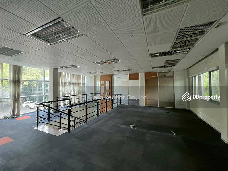 For Rent - Bangkok Office Retail Showroom Sukhumvit Watthana BTS Ekkamai BRE24067, Bangkok