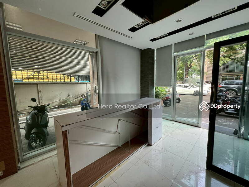 For Rent - Bangkok Office Retail Showroom Sukhumvit Watthana BTS Ekkamai BRE24067, Bangkok