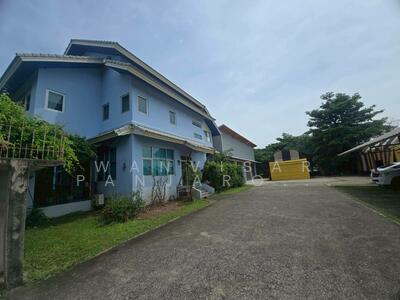 ขาย - ขายอาคารสำนักงาน 2ชั้น พร้อมโกดัง ในสนามกอล์ฟไพน์เฮิร์สท เนื้อที่ 396 ตรว 3 ห้องนอน 3 ห้องน้ำ, ปทุมธานี