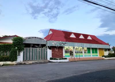 ขาย - ขายบ้านพร้อมกิจการขายอุปกรณ์ตัดเย็บ (ขายด่วน) ทำเลดี ใกล้บ้านดอนหลวง, ลำพูน