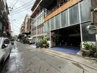 ขาย - ขายอาคารพาณิชย์ 2 คูหา โบ๊เบ๊ ซ.วัดบรมนิวาส แยก 4 10 ล้านบาท, กรุงเทพ