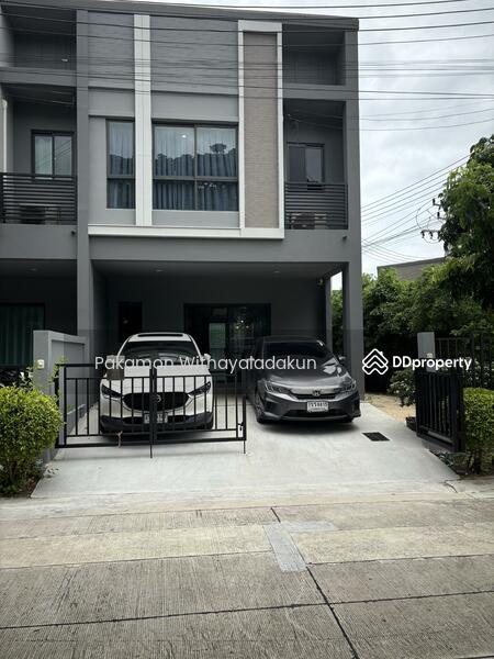 บ้านหลังมุม มีพื้นที่ด้านข้างเหลือและสามารถจอดรถได้ 2 คัน