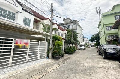 ขาย - ขายทาวน์เฮาส์ 2 ชั้น รีโนเวทใหม่ 16 ตร.ว หมู่บ้านสี่ชัยวิลล่า ดอนเมือง ใกล้รถไฟฟ้าสายสีแดง, กรุงเทพ