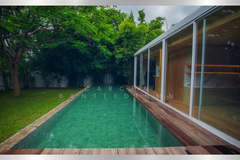 Dengiz fonida yalangoch ayollar fotosuratlari