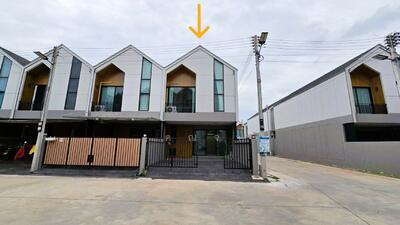 ขาย - หลังมุมหน้าโครงการ บ้านทรงนอร์ดิก ไม่เคยเข้าอยู่ ขาย ทาวน์โฮม หมู่บ้าน Assawin Village, สมุทรสงคราม