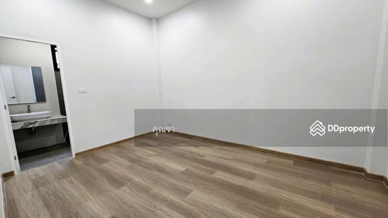 ขาย - หลังมุมหน้าโครงการ บ้านทรงนอร์ดิก ไม่เคยเข้าอยู่ ขาย ทาวน์โฮม หมู่บ้าน Assawin Village, สมุทรสงคราม