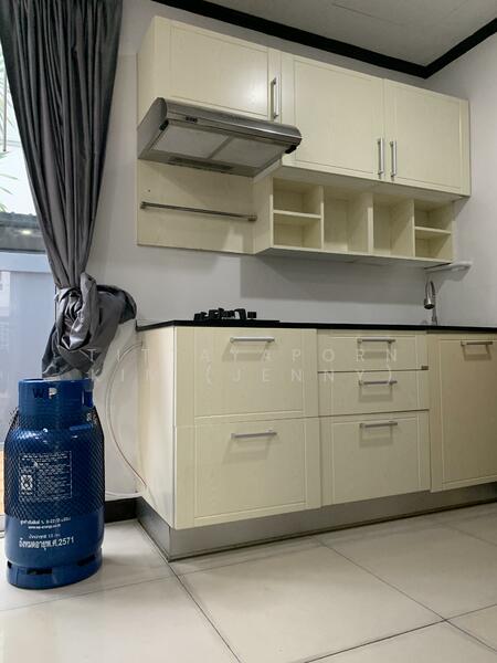 For Rent - ให้เช่า ทาวน์โฮม รีโนเวทใหม่ 3 ชั้น 4 ห้องนอน 4 ห้องน้ำติดกับโรงเรียนนานาชาติ รีเจ้นทฺ์ และ SISB, Bangkok