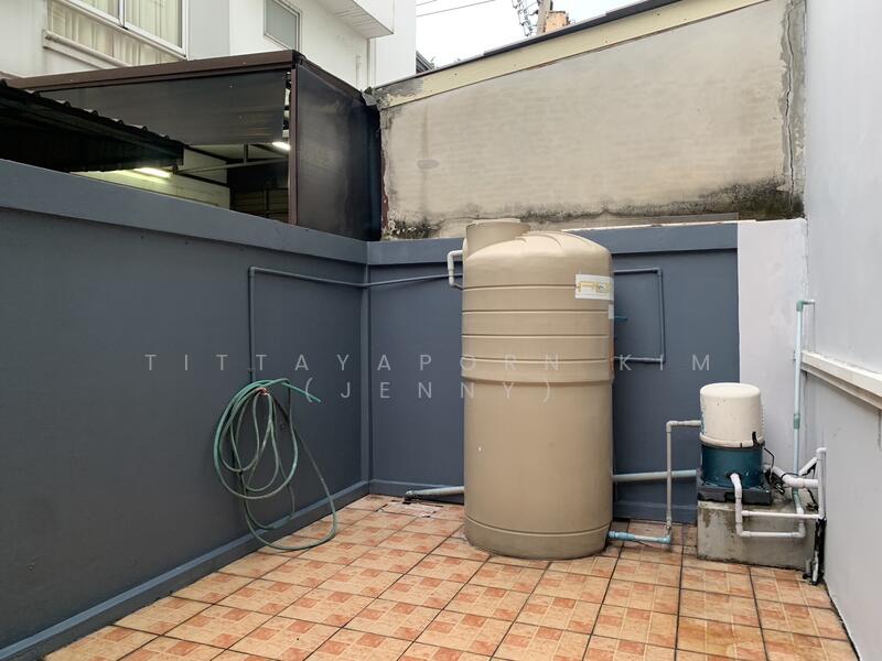 For Rent - ให้เช่า ทาวน์โฮม รีโนเวทใหม่ 3 ชั้น 4 ห้องนอน 4 ห้องน้ำติดกับโรงเรียนนานาชาติ รีเจ้นทฺ์ และ SISB, Bangkok