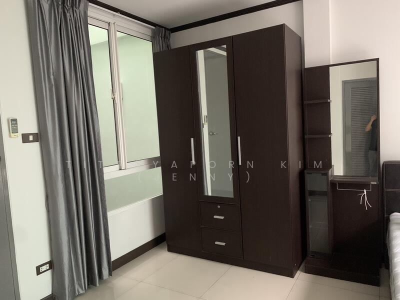 For Rent - ให้เช่า ทาวน์โฮม รีโนเวทใหม่ 3 ชั้น 4 ห้องนอน 4 ห้องน้ำติดกับโรงเรียนนานาชาติ รีเจ้นทฺ์ และ SISB, Bangkok