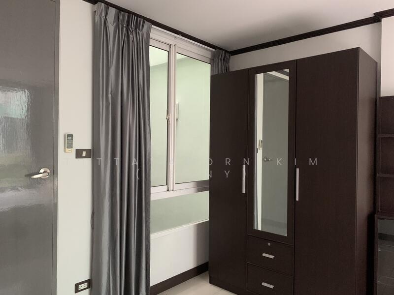 For Rent - ให้เช่า ทาวน์โฮม รีโนเวทใหม่ 3 ชั้น 4 ห้องนอน 4 ห้องน้ำติดกับโรงเรียนนานาชาติ รีเจ้นทฺ์ และ SISB, Bangkok