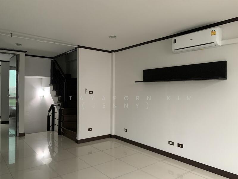 For Rent - ให้เช่า ทาวน์โฮม รีโนเวทใหม่ 3 ชั้น 4 ห้องนอน 4 ห้องน้ำติดกับโรงเรียนนานาชาติ รีเจ้นทฺ์ และ SISB, Bangkok