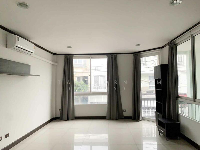 For Rent - ให้เช่า ทาวน์โฮม รีโนเวทใหม่ 3 ชั้น 4 ห้องนอน 4 ห้องน้ำติดกับโรงเรียนนานาชาติ รีเจ้นทฺ์ และ SISB, Bangkok