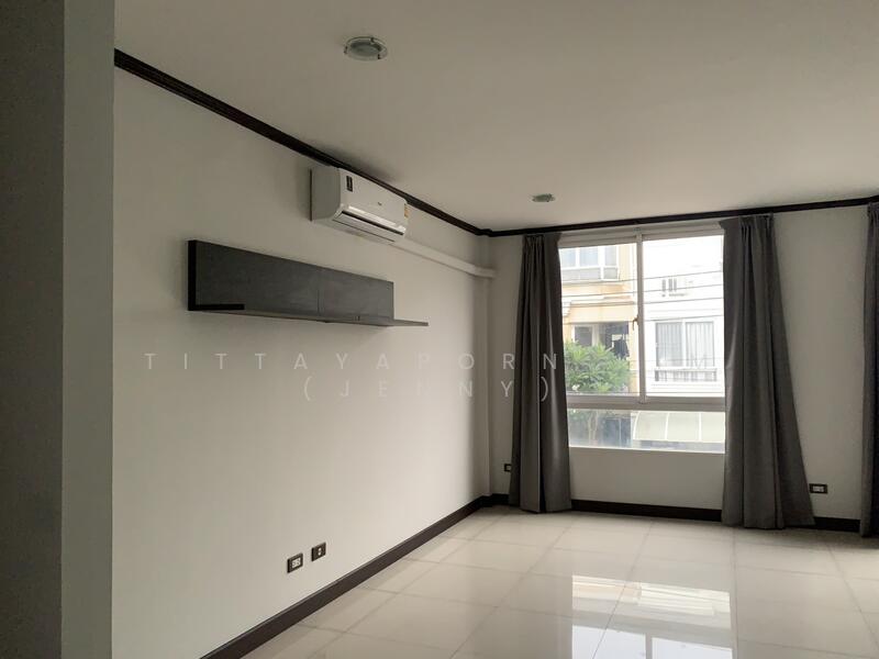 For Rent - ให้เช่า ทาวน์โฮม รีโนเวทใหม่ 3 ชั้น 4 ห้องนอน 4 ห้องน้ำติดกับโรงเรียนนานาชาติ รีเจ้นทฺ์ และ SISB, Bangkok