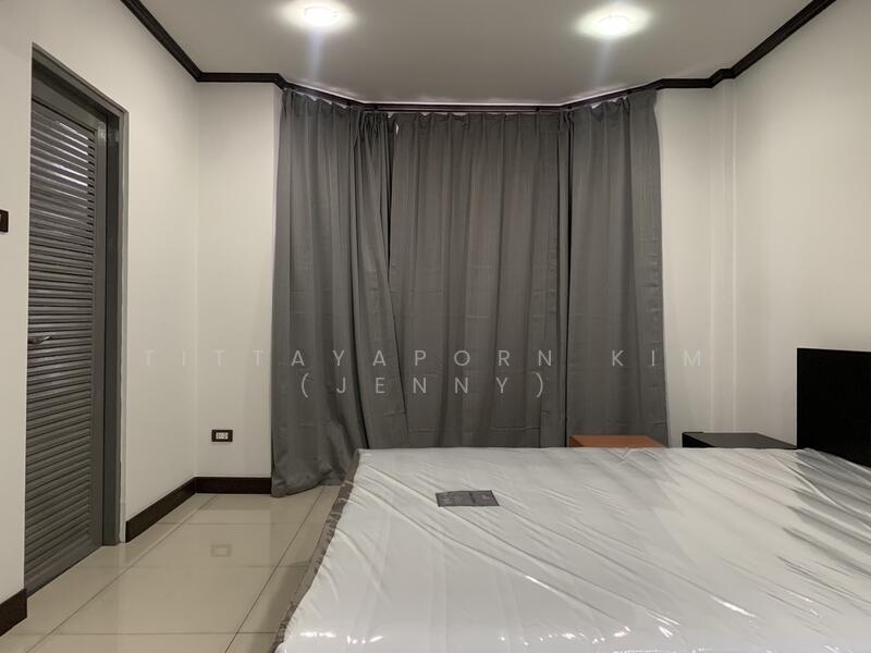 For Rent - ให้เช่า ทาวน์โฮม รีโนเวทใหม่ 3 ชั้น 4 ห้องนอน 4 ห้องน้ำติดกับโรงเรียนนานาชาติ รีเจ้นทฺ์ และ SISB, Bangkok